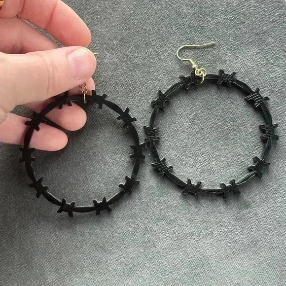 NEW Acrylic Barbed Wire Earrings Hoops black dangle - Picture 2 of 8